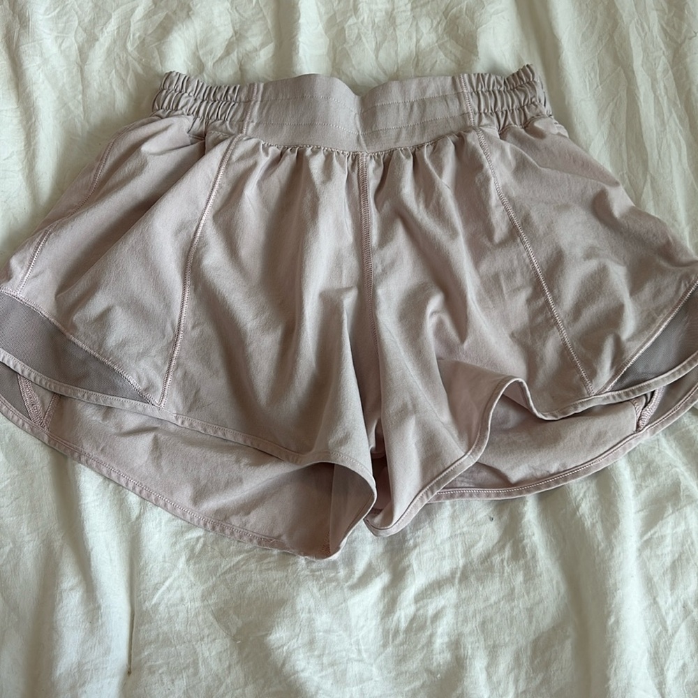 lululemon low rise 4” hotty hot short, size 4, strawberry milkshake